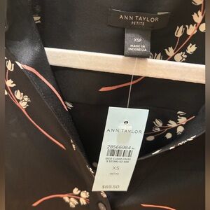 Ann Taylor Black and White Floral Women blouse . New with tag . No refund